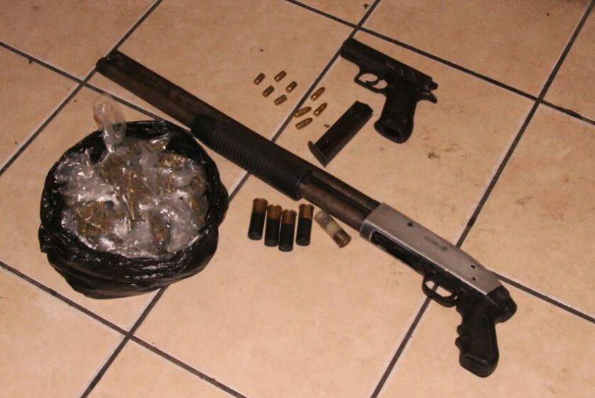 Armas, municiones y marihuana decomisadas a los presuntos delincuentes en Masagua, Escuintla. (Foto Prensa Libre: PNC).