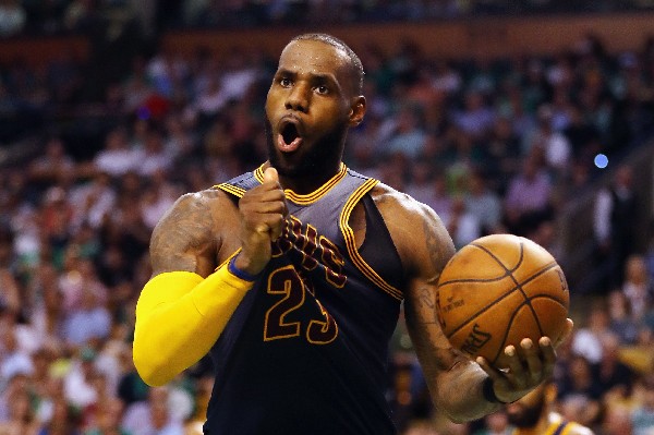 LeBron James encabeza equipo de los Cinco Mejores de la NBA en temporada 2016-2017. (Foto Prensa Libre: AFP).