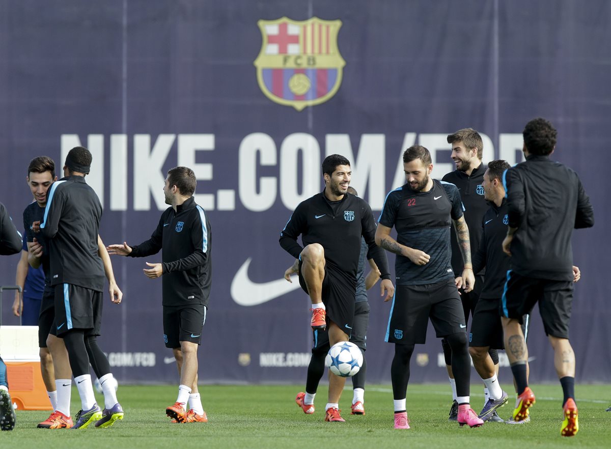 El Barcelona trabajó esta mañana por última vez antes de enfrentar mañana al Bate en el Camp Nou. (Foto Prensa Libre: AFP)