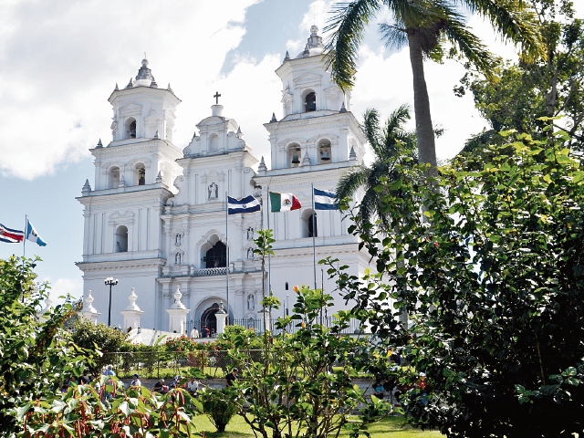 La basílica de Esquipulas recibe en enero a miles de visitantes. (Foto Prensa Libre: Mario Morales).