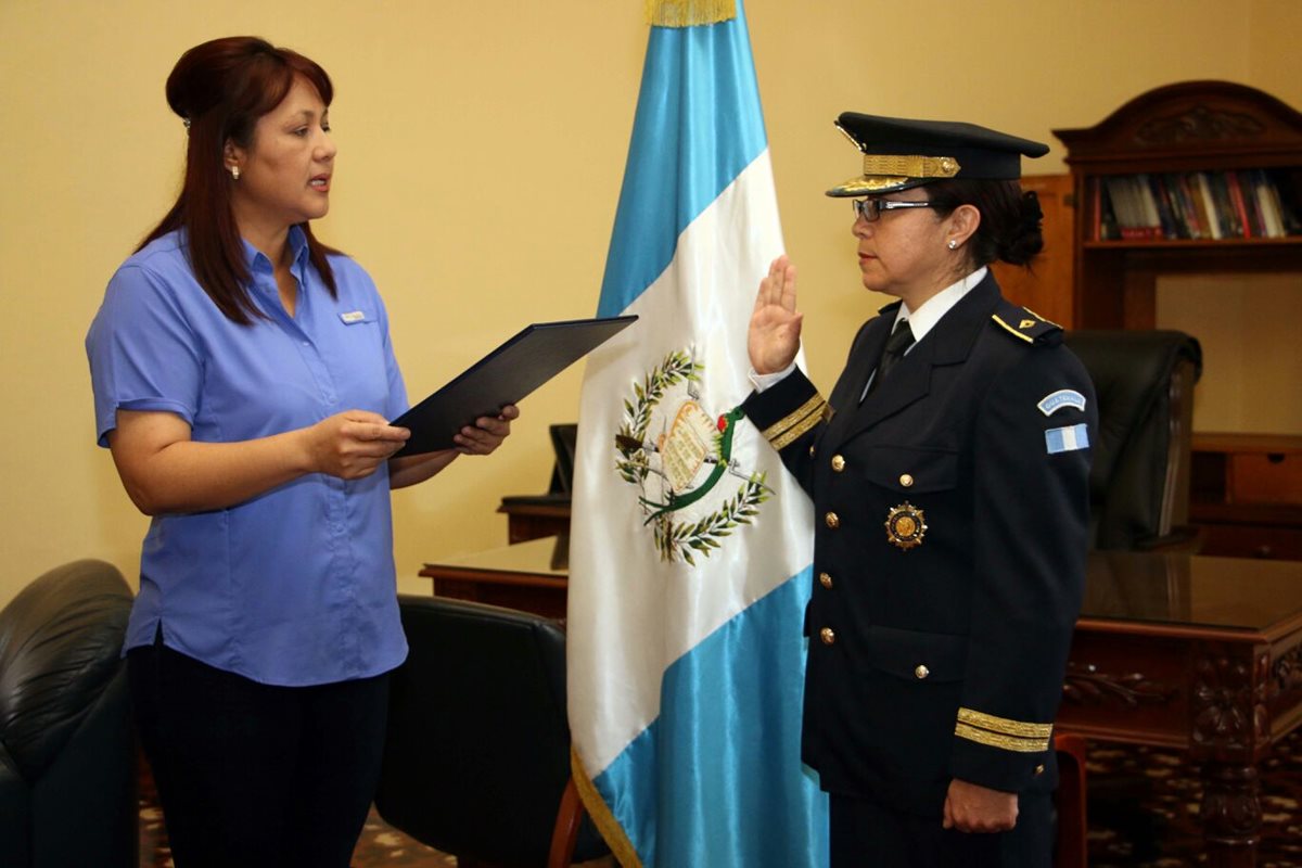 Eunice Mendizábal, ministra de Gobernación juramenta a Yodzaida Cloudeth García Estacuy, como jefa de la SGAIA. (Foto Prensa Libre: Cortesía PNC)