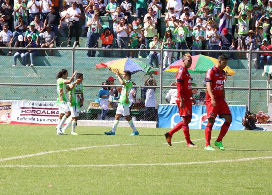Antigua ganó a Malacateco casi sin despeinarse y avanzó a semifinales como líder de la clasificación Apertura 2017. (Foto Prensa Libre: Renato Melgar)