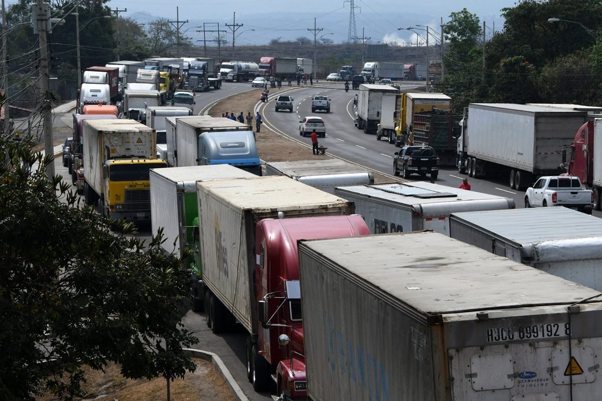 La carretera que conduce de Tegucigalpa al norte del vecino país está bloqueada. (Foto Prensa Libre: AFP)