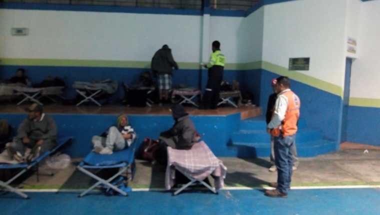 Personas se refugian del frío en albergue en la zona 3 de Mixco, Guatemala. (Foto Prensa Libre: Conred).