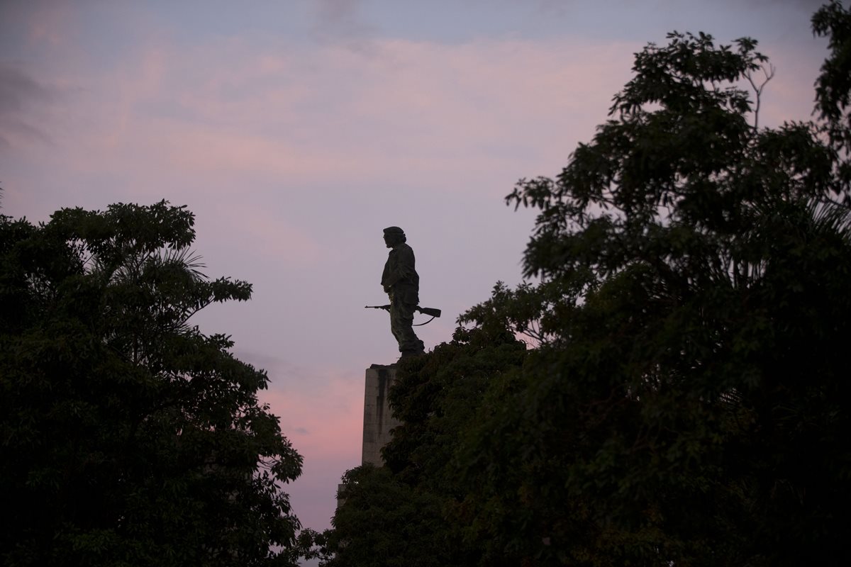 El Sol se levanta en el monumento al héroe revolucionario Ernesto "Che" Guevara donde las cenizas del líder cubano, Fidel Castro, partieron de Santa Clara el jueves. (Foto Prensa Libre: AP).