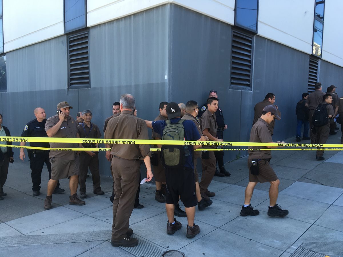 Policía acordona el área de la balacera en San Francisco. (Foto Prensa Libre: AP)