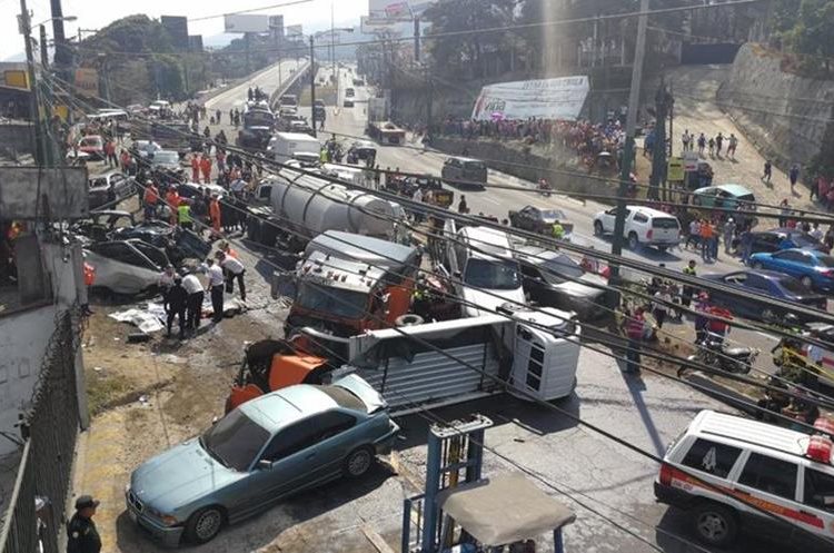 Panorama desolador minutos después del accidente en Mixco. (Foto: Hemeroteca PL)