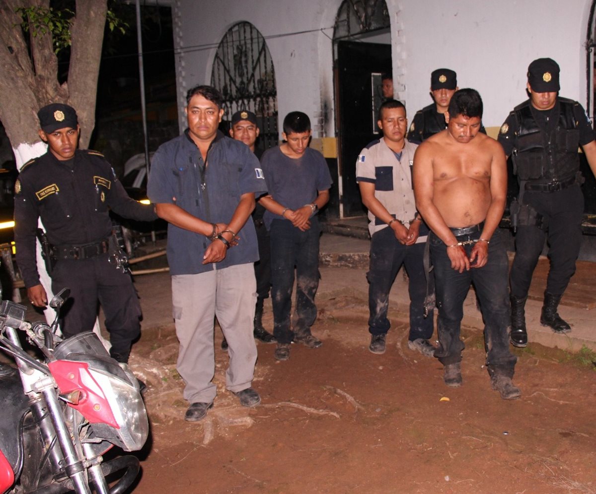 Agentes de seguridad privada capturados son trasladados a un juzgado en Taxisco, Santa Rosa. (Foto Prensa Libre. Oswaldo Cardona)