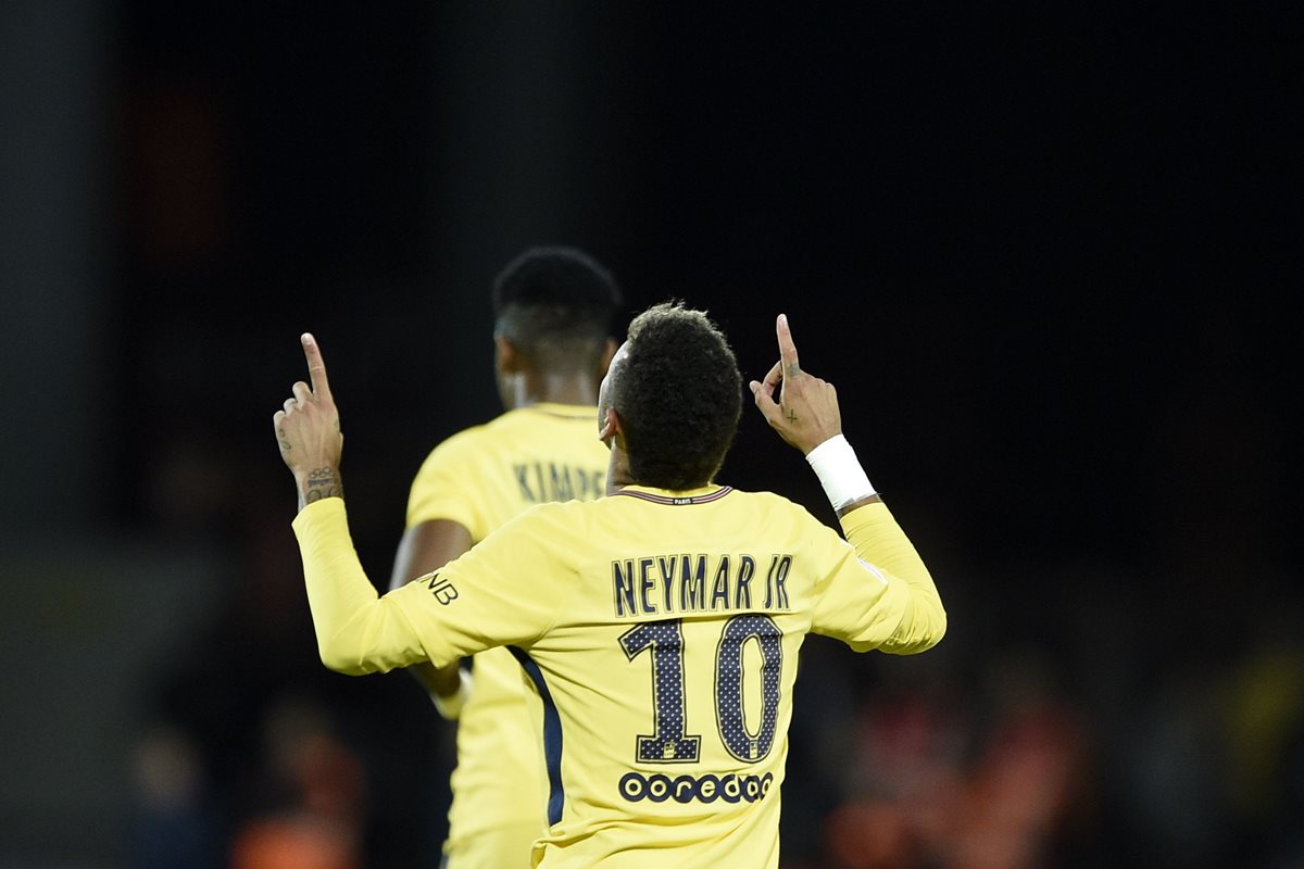 En poco encuentros con el PSG, Neymar ha brillado con luz propia y se esfuerza por ser mejor. (Foto Prensa Libre: AFP)