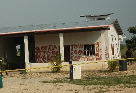 Policías y fiscales junto a un pozo en donde fueron lanzados varios cuerpos decapitados.