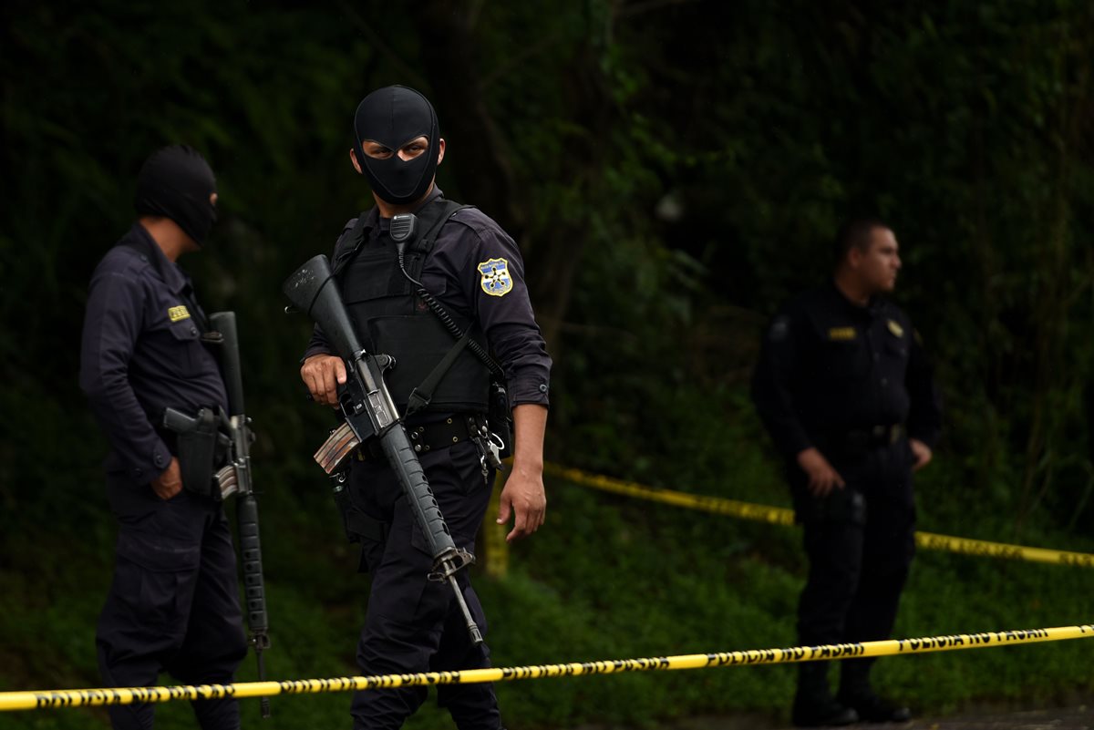 Policías salvadoreños resguardan una escena del crimen en San Salvador. (Foto Prensa Libre: AFP).
