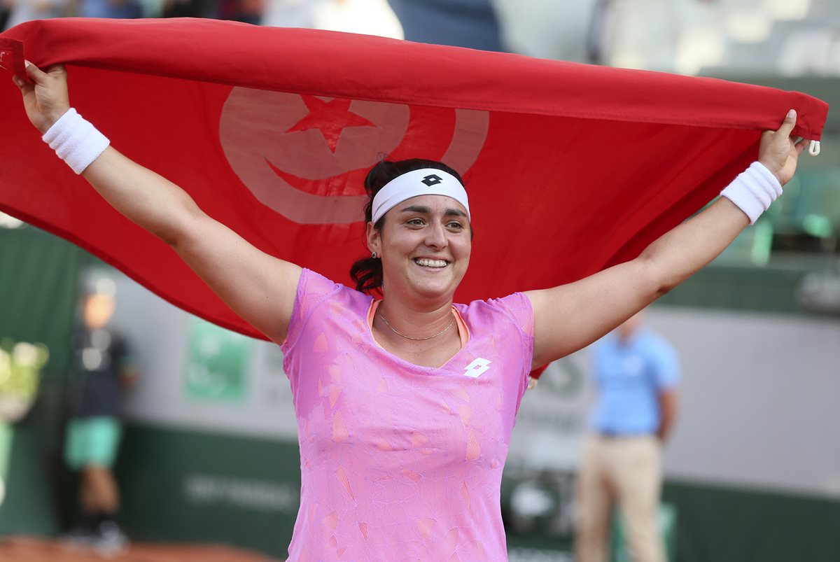 Ons Jabuer mostró con mucho orgullo la bandera de su país, al avanzar en el Roland Garros. (Foto Prensa Libre: AP)