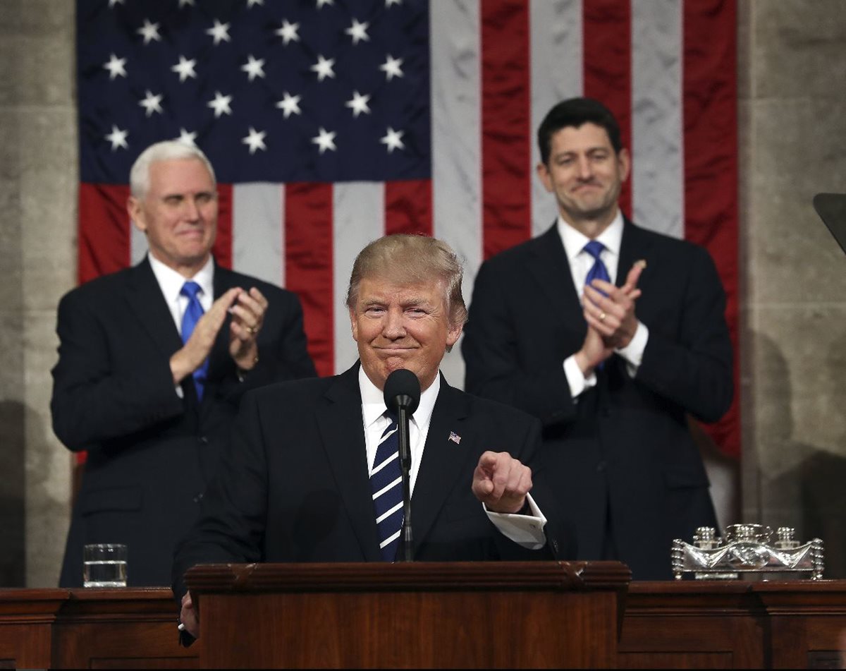 Donald Trump habla frente al Congreso de EE. UU., atrás derecha, Paul Ryan, presidente de la Cámara Baja, izquierda, Mike Pence, vicepresidente. (Foto Prensa Libre: AP)
