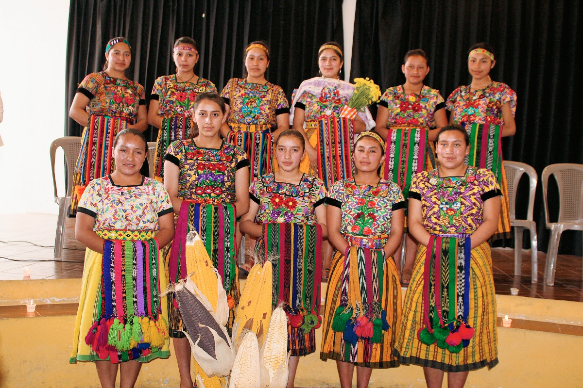 Las diez candidatas a reina indígena en San Pedro Sacatepéquez, San Marcos, junto a la actual portadora del cetro. (Foto Prensa Libre: Aroldo Marroquín)