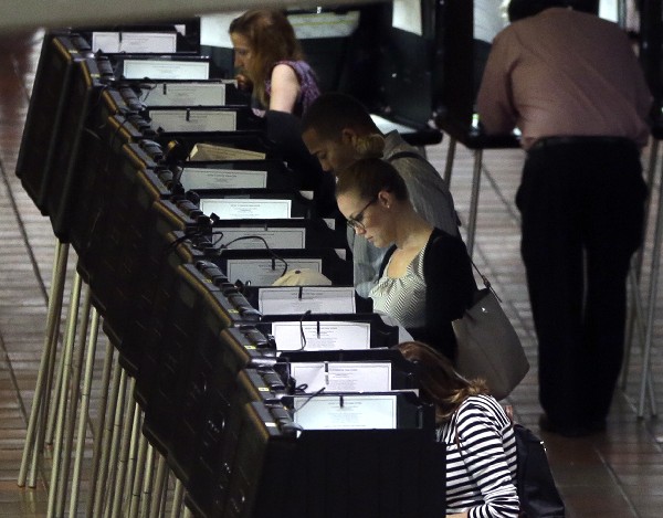 Estadounidense votan en la votación anticipada en el Condado de Miami-Dade. (Foto Prensa Libre: AP)