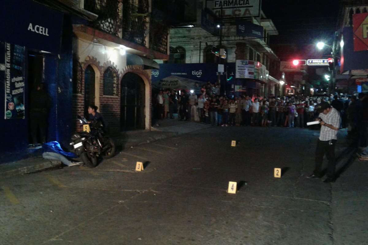 Autoridades recogen evidencias en el lugar del ataque. (Foto Prensa Libre: Melvin Popá)