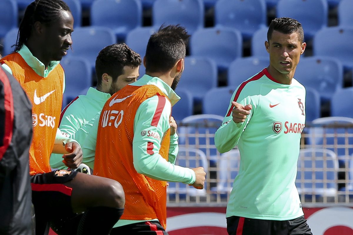 Cristiano Ronaldo participa en un entrenamiento de su selección en Lisboa previo a jugar contra Bulgaria en un amistoso que se disputará el próximo 25 de marzo. (Foto Prensa Libre: EFE)