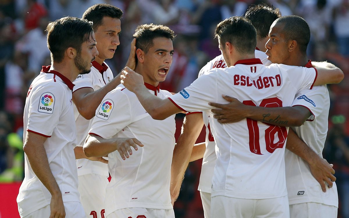 Yedder celebra con sus compañeros tras marcar el gol de la victoria. (Foto Prensa Libre: EFE)