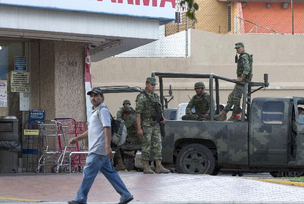 <span class="hps">Soldados mexicanos</span> <span class="hps">hacen guardia</span> <span class="hps">en torno a un</span> <span class="hps">hospital donde capturaron a</span> <span class="hps">Elvis</span> <span class="hps">González</span> <span class="hps">Valencia. (Foto Prensa Libre:AFP).</span>