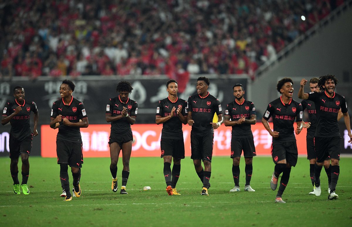 Los jugadores del Arsenal aplauden luego de vencer al Bayern Múnich en la tanda de penaltis. (Foto Prensa Libre: AFP)