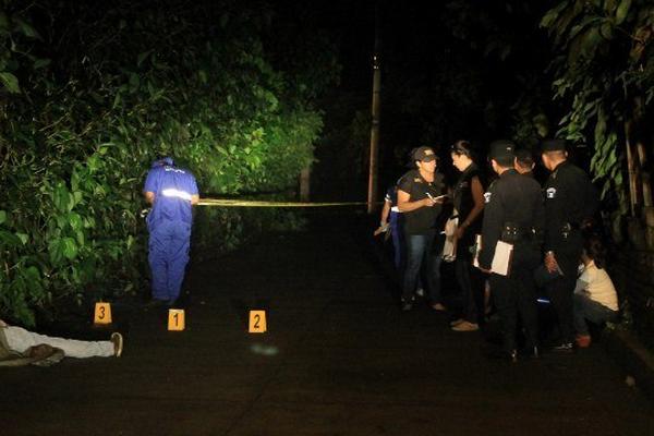Investigadores reúnen evidencias en el lugar donde murió baleado Juan Manuel Cal, en Escuintla. (Foto Prensa Libre: Enrique Paredes)