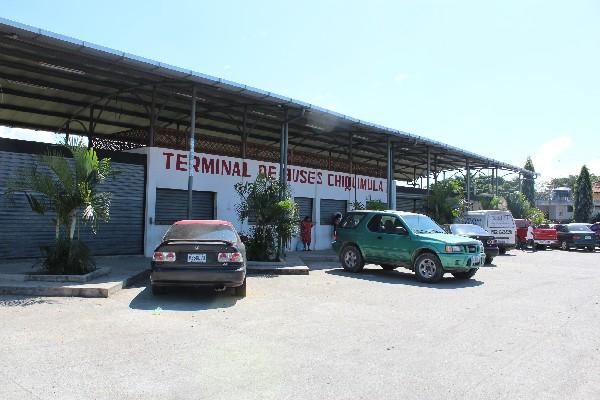 Edificio está abandonado y  es utilizado por vecinos como estacionamiento, basurero clandestino y sanitario público.
