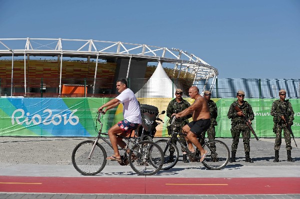Militares brasileñoS vigilan el Parque Olímpico de los Juegos Río 2016. (Foto Prensa Libre: EFE)