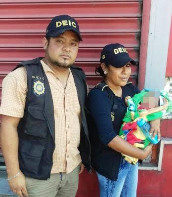 Agentes de la PNC con el bebé de 40 días de nacido, luego de ser rescatado en la zona 11. (Foto Prensa Libre: PNC)