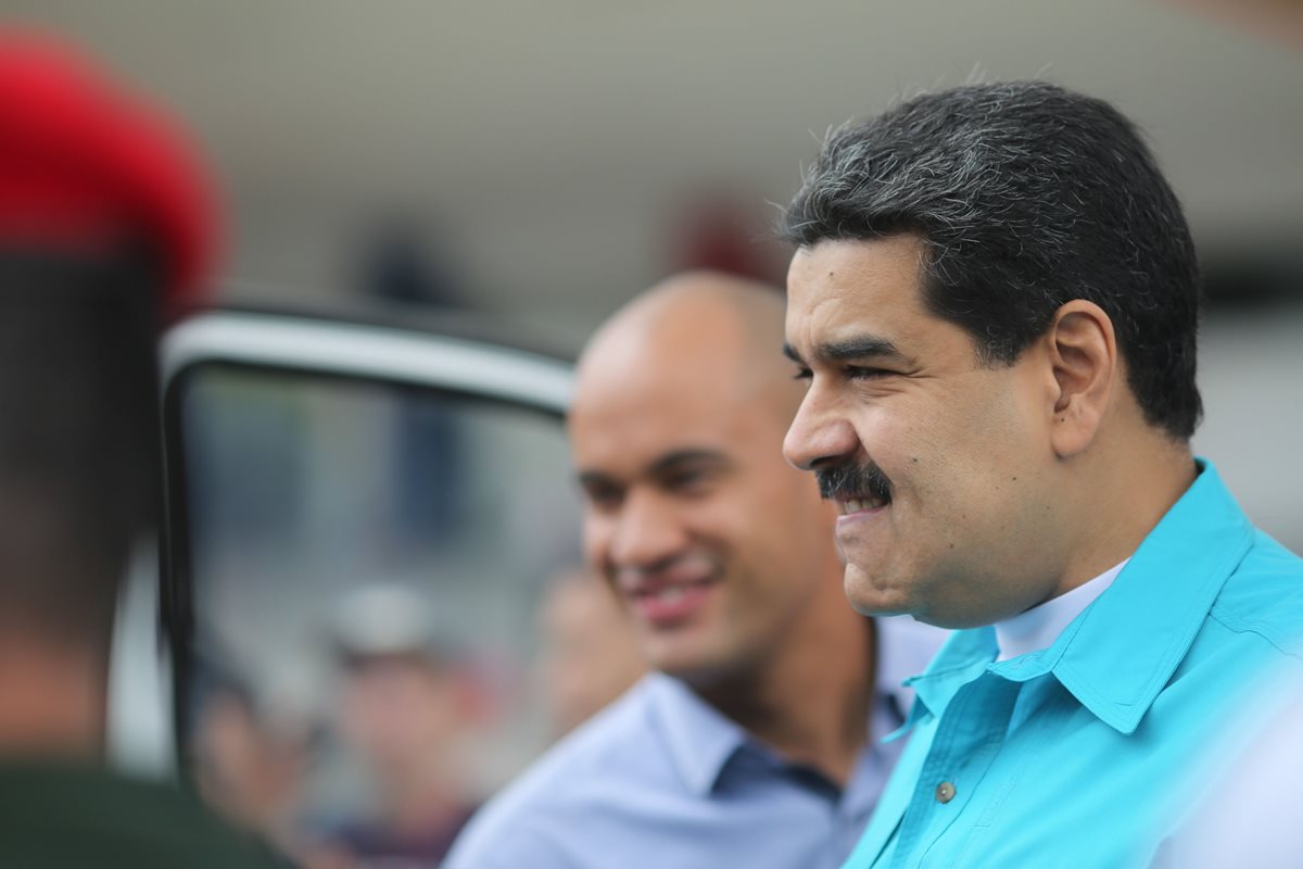 Expertos económicos ven la posibilidad que en la estrategia de Maduro de renegociar la deuda externa, se contemple un default. (Foto Prensa Libre: EFE)
