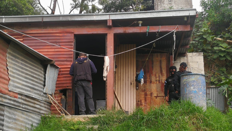 Uno de los allanamientos se lleva a cabo en Bárcenas, Villa Nueva. (Foto Prensa Libre: Estuardo Paredes)