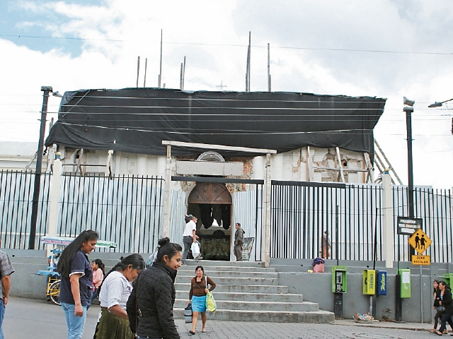 La iglesia católica de San Pedro Sacatepéquez quedó con daños por el movimiento telúrico. (Foto Prensa Libre: Aroldo Marroquín)