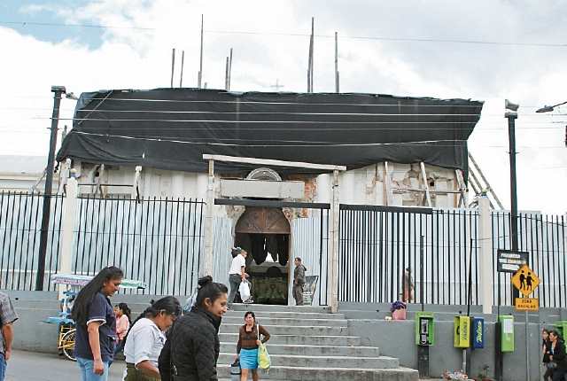 La iglesia católica de San Pedro Sacatepéquez quedó con daños por el movimiento telúrico. (Foto Prensa Libre: Aroldo Marroquín)