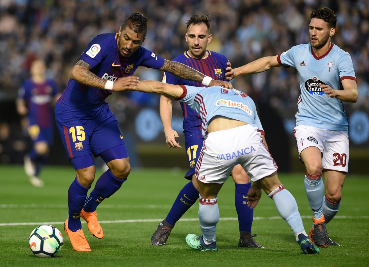 Paulinho controla el balón mientras pelea por  Jonny Castro  y Otto. (Foto Prensa Libre: AFP)