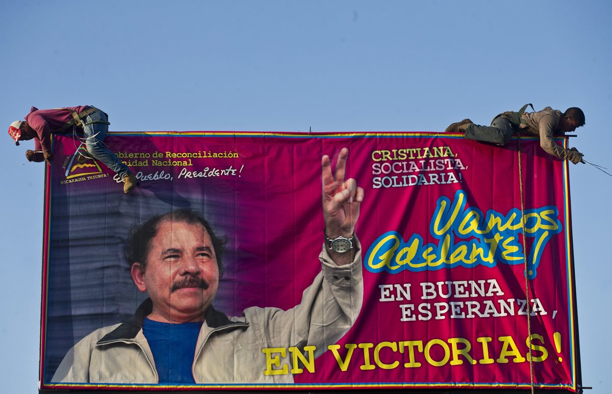 Una valla con la imagen de Daniel Ortega, presidente de Nicaragua, es remodelada por dos trabajadores a escasos meses de las Elecciones. (Foto Prensa Libre: AP).