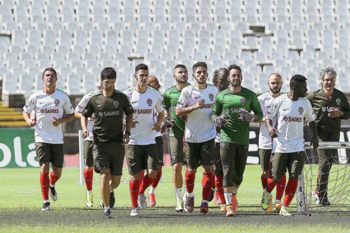 Los jugadores de la selección portuguesa de futbol corren durante una sesión de entrenamiento del equipo en Oerias. (Foto Prensa Libre: EFE)