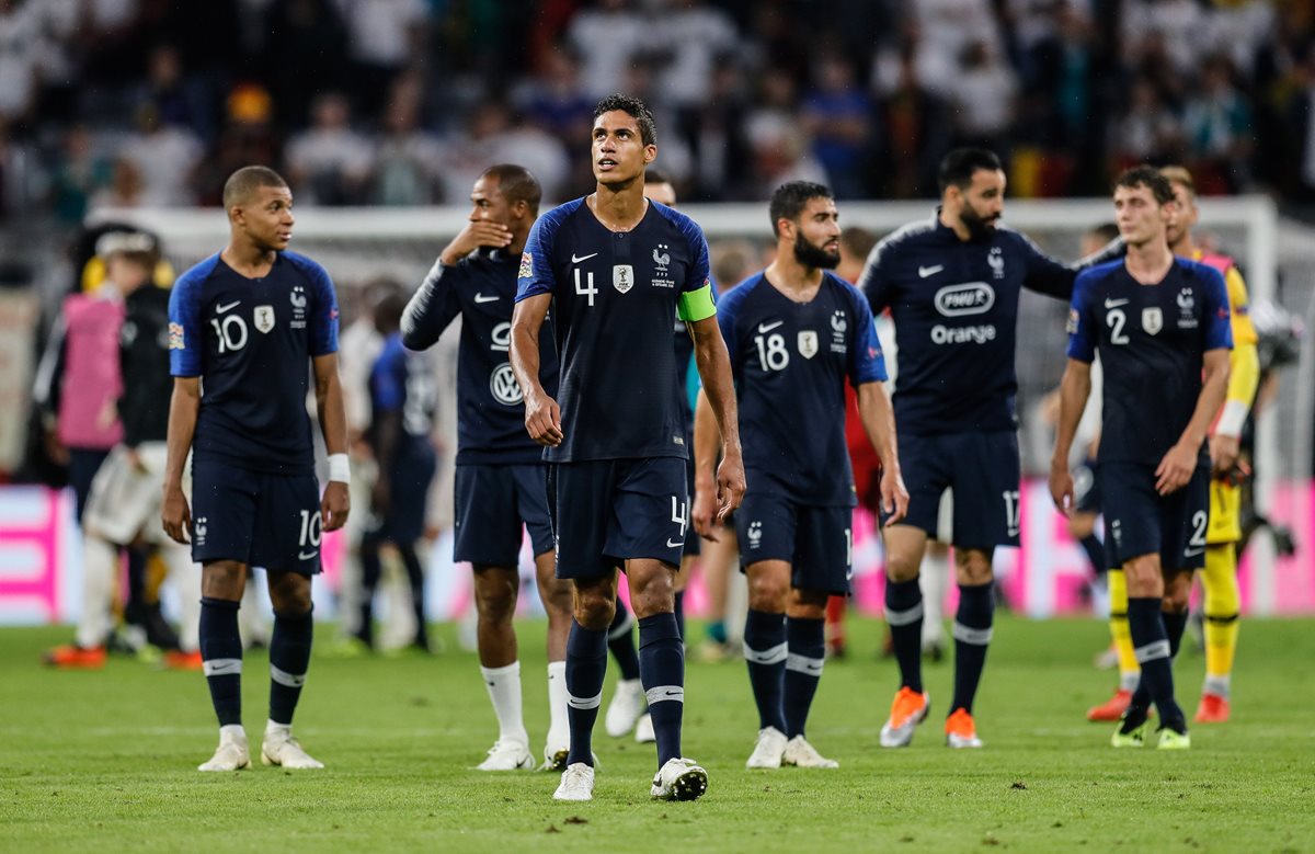 Los jugadores de Francia se lamentaron al final del partido. (Foto Prensa Libre: EFE)