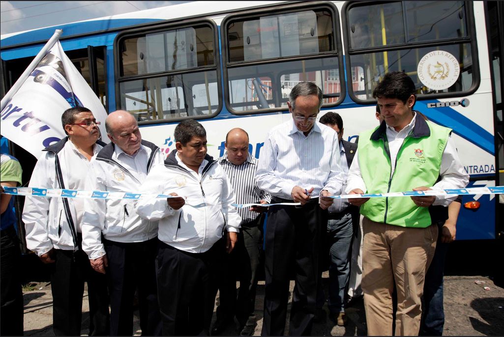 En febrero de 2011, el expresidente Álvaro Colom inauguró junto a exfuncionarios de gobierno y representantes de la Municipalidad de Guatemala el arranque de operaciones del Transurbano. (Foto Prensa Libre: Gobierno de Álvaro Colom)