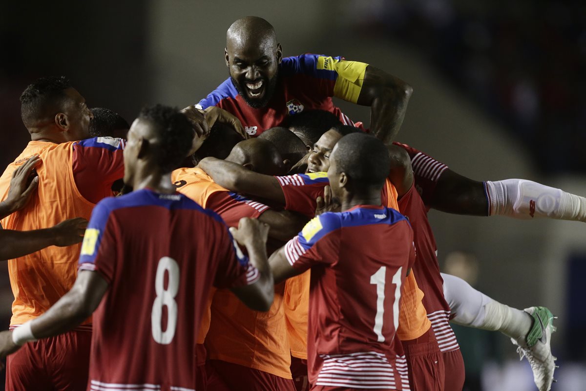 Los jugadores de la selección panameña celebraron la goleada contra Trinidad y Tobago. (Foto Prensa Libre: AP)