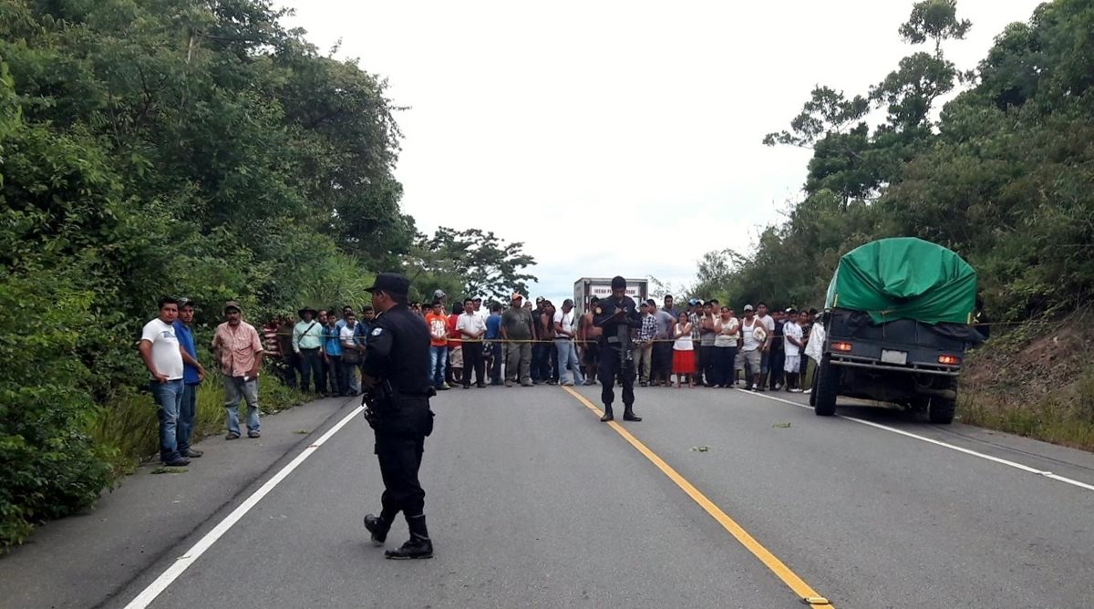 Agentes de la PNC resguardan el lugar donde un hombre fue ultimado, en Ixcán, Quiché. (Foto Prensa Libre: Óscar Figueroa)