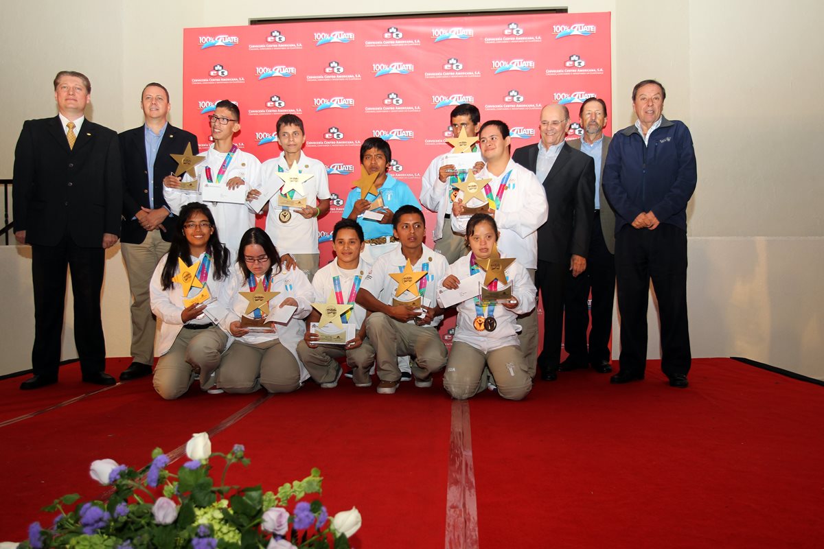 Atletas de Olimpiadas Especiales fueron galardonados en las instalaciones del complejo José Mariano Arzú. (Foto Prensa Libre: Carlos Vicente)