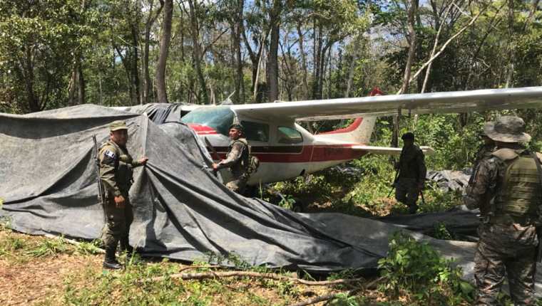La avioneta estaba cubierta con nailon, para evitar que fuera hallada. (Foto Prensa Libre: Rigoberto Escobar)