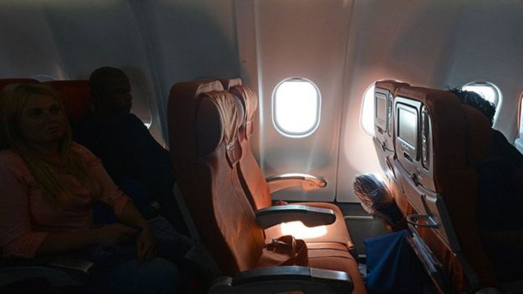 Las aerolíneas pueden elegir pasajeros al azar y obligarlos a bajar del avión si lo consideran necesario. (GETTY IMAGES)