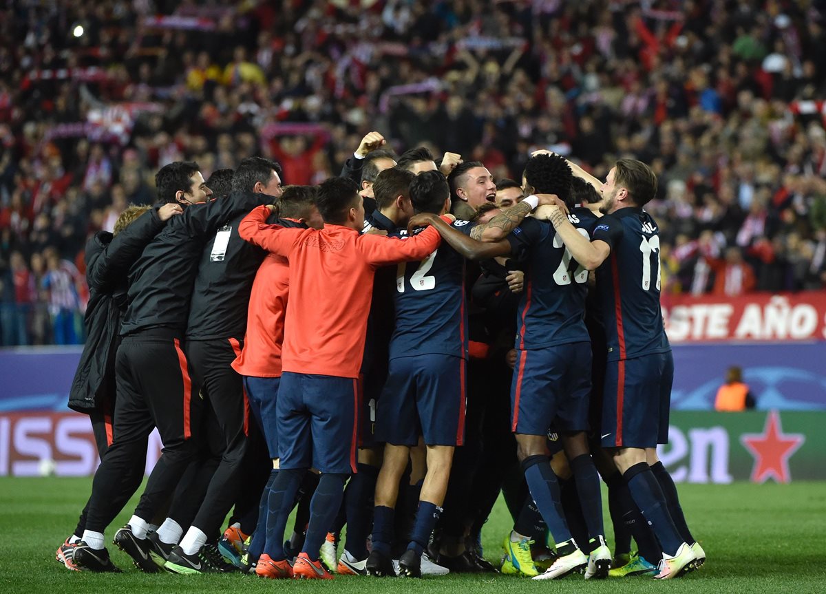 Los jugadores del Atlético de Madrid celebran la victoria sobre el FC Barcelona que les dio el pase a la semifinal. (Foto Prensa Libre: AFP)