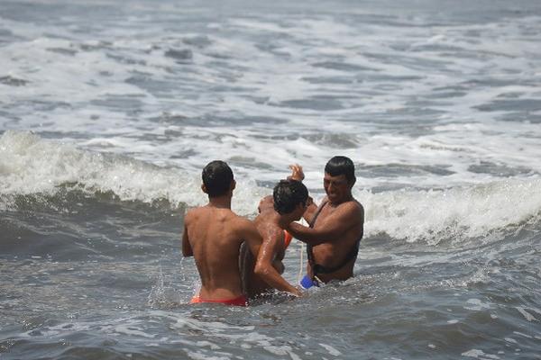 Salvavidas simulan   un rescate en la playa San José La Empalizada, La Gomera, Escuintla.