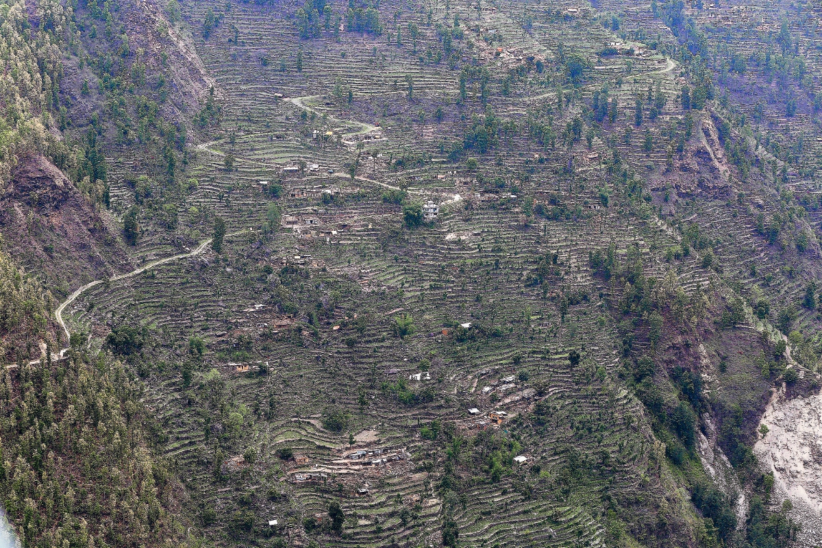 Vista aérea de una ladera en el pueblo de Hagam, situado en el distrito de Sindhupalchwok, tomada tras el último terremoto. (Foto Prensa Libre:EFE)
