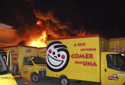 Al menos 30 camiones de Sabritas  fueron incendiados. (Foto Prensa Libre: AP)