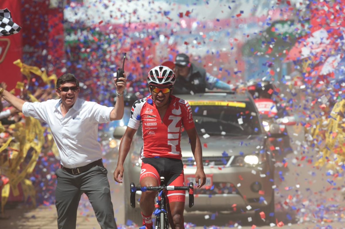 Jonathan de León ganó la octava etapa de la Vuelta a Guatemala con meta final en el parque central de Tecpán, Chimaltenango. (Foto Prensa Libre: Carlos Vicente)
