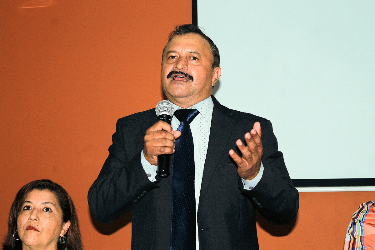 Junior Salguero tomó posesión como nuevo gobernador de Escuintla, en sustitución de Lewis Logan. (Foto Prensa Libre: Enrique Paredes)