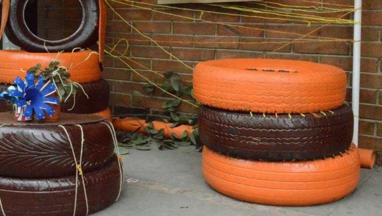 Vecinos de la colonia El Vaquero, Zona 9 de Quetzaltenango, pretenden reunir 250 neumáticos usados. (Foto Prensa Libre: María Longo)