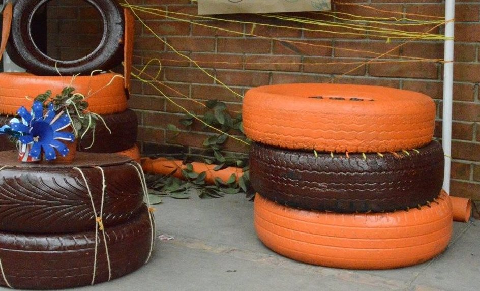 Vecinos recogen neumáticos usados para construir parque ecológico